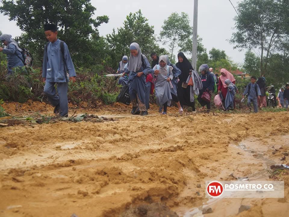 Semangat Ke Sekolah Meski Jalan Penuh Lumpur