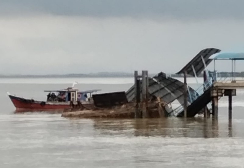 Ponton Pelabuhan Domestik Kundur Ambruk