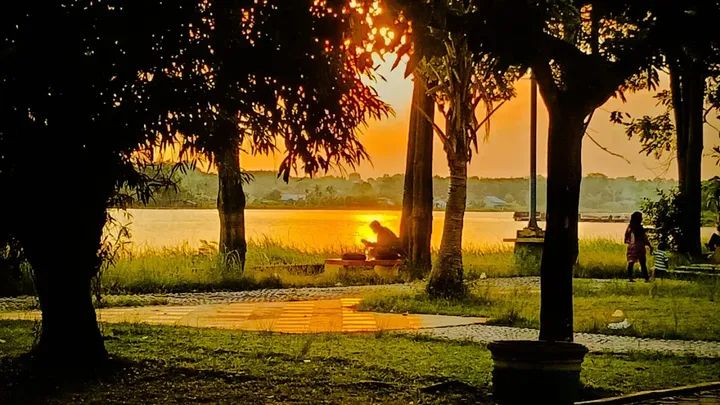 Keindahan Taman Hijau di Pinggir Danau Bekas Galian Timah