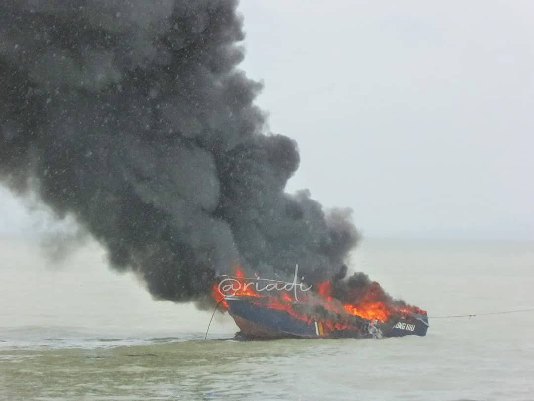 Kapal Dinas Perhubungan Terbakar