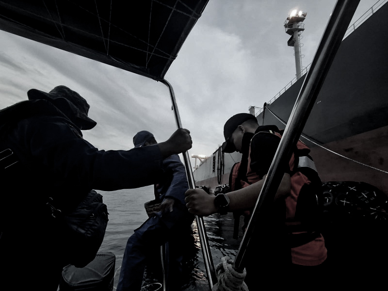 Evakuasi 2 Nelayan Karimun yang hanyut hingga ke Perairan Malaysia